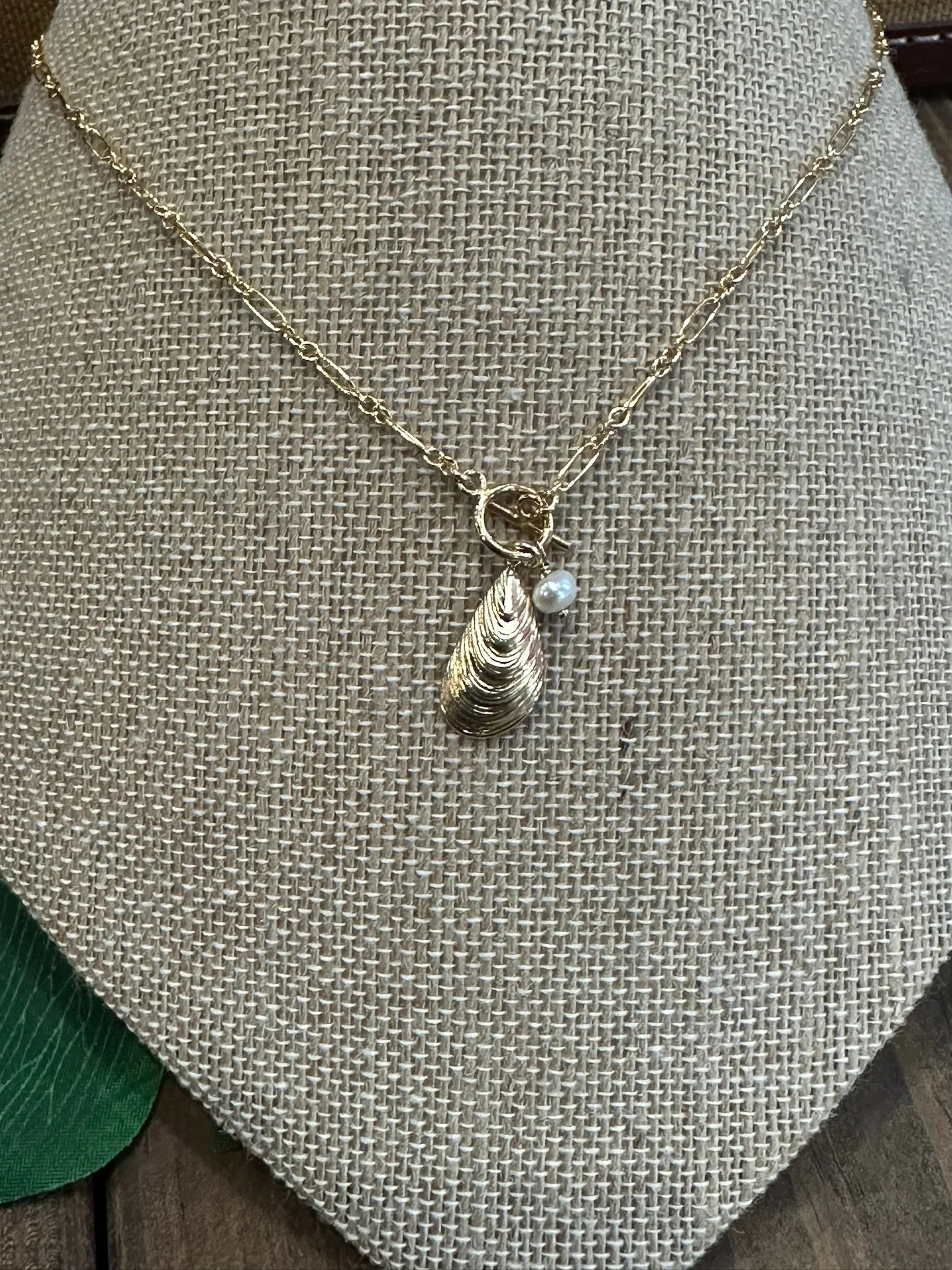 Beachybeads | Scallop Toggle Necklace | Close | Vagabond | Apparel | Boutique