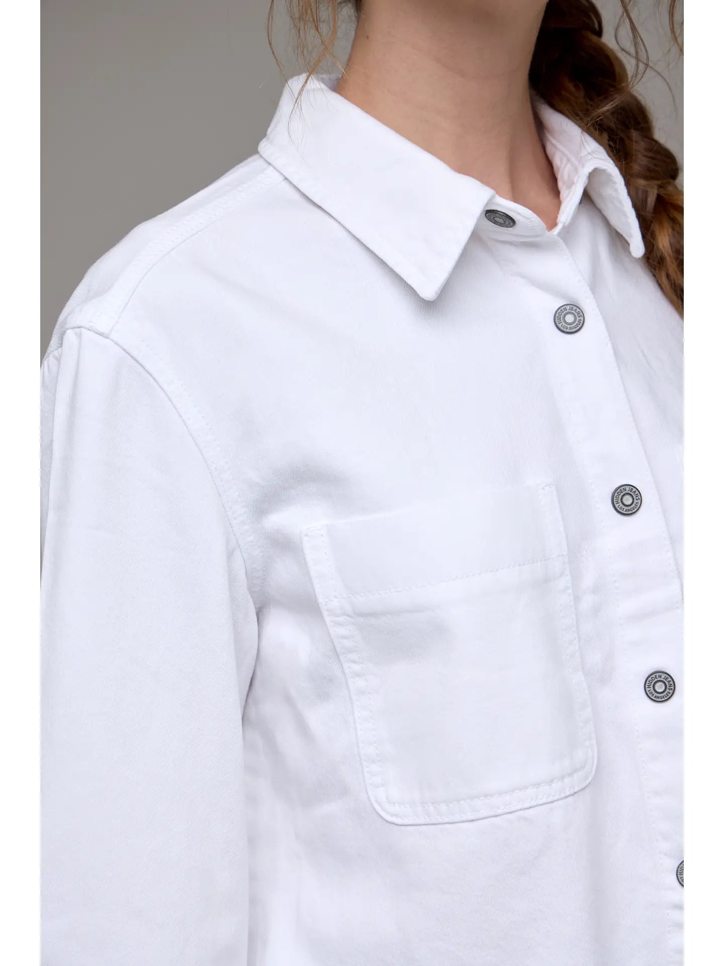 Hidden Jeans | Cropped Denim Shirt | White | Close | Vagabond | Apparel | Boutique