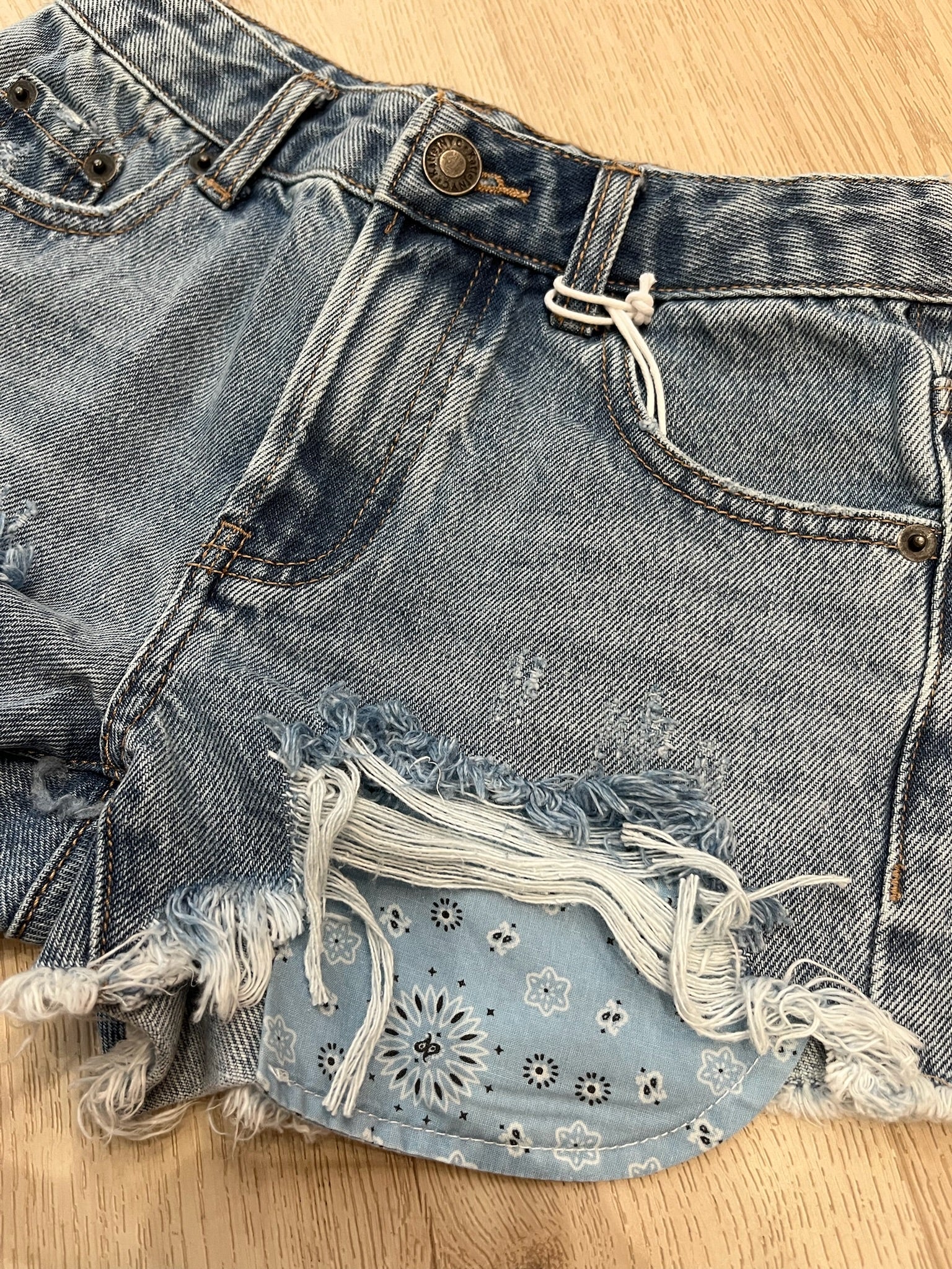 Katie J | Malibu Denim Shorts Printed Pocket | Pastel | Close | Vagabond | Apparel | Boutique