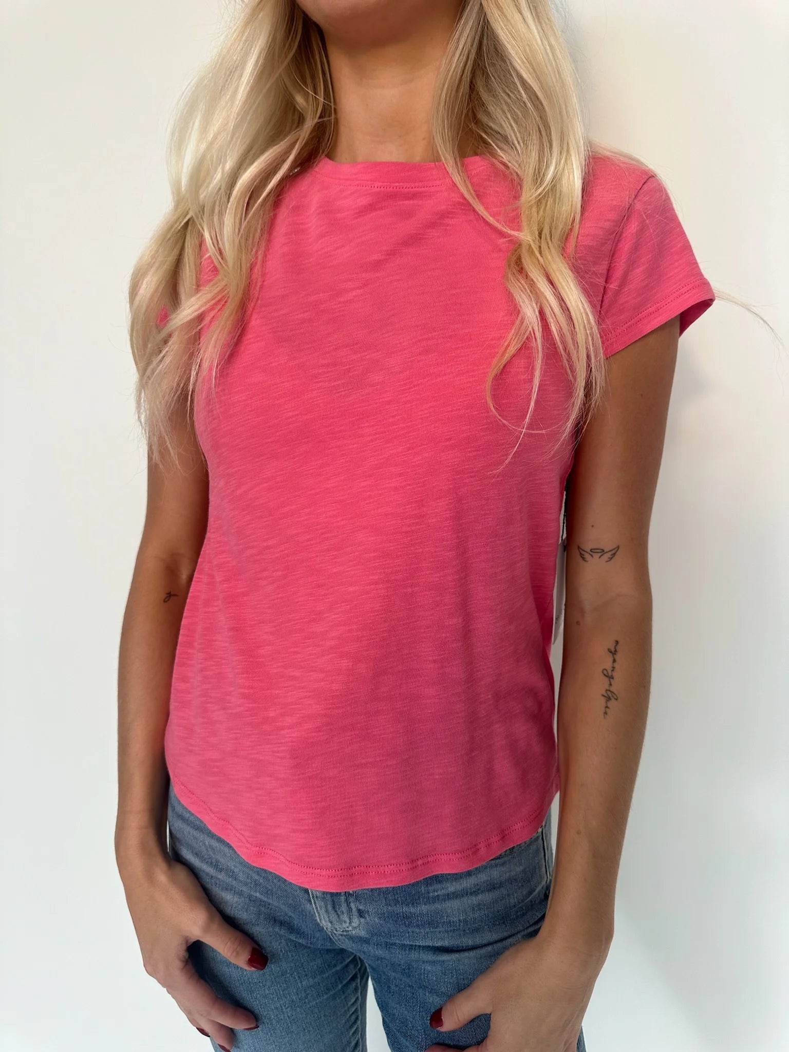 Bella Dahl | Baby Crew Tee Hibiscus | Close | Vagabond | Apparel | Boutique