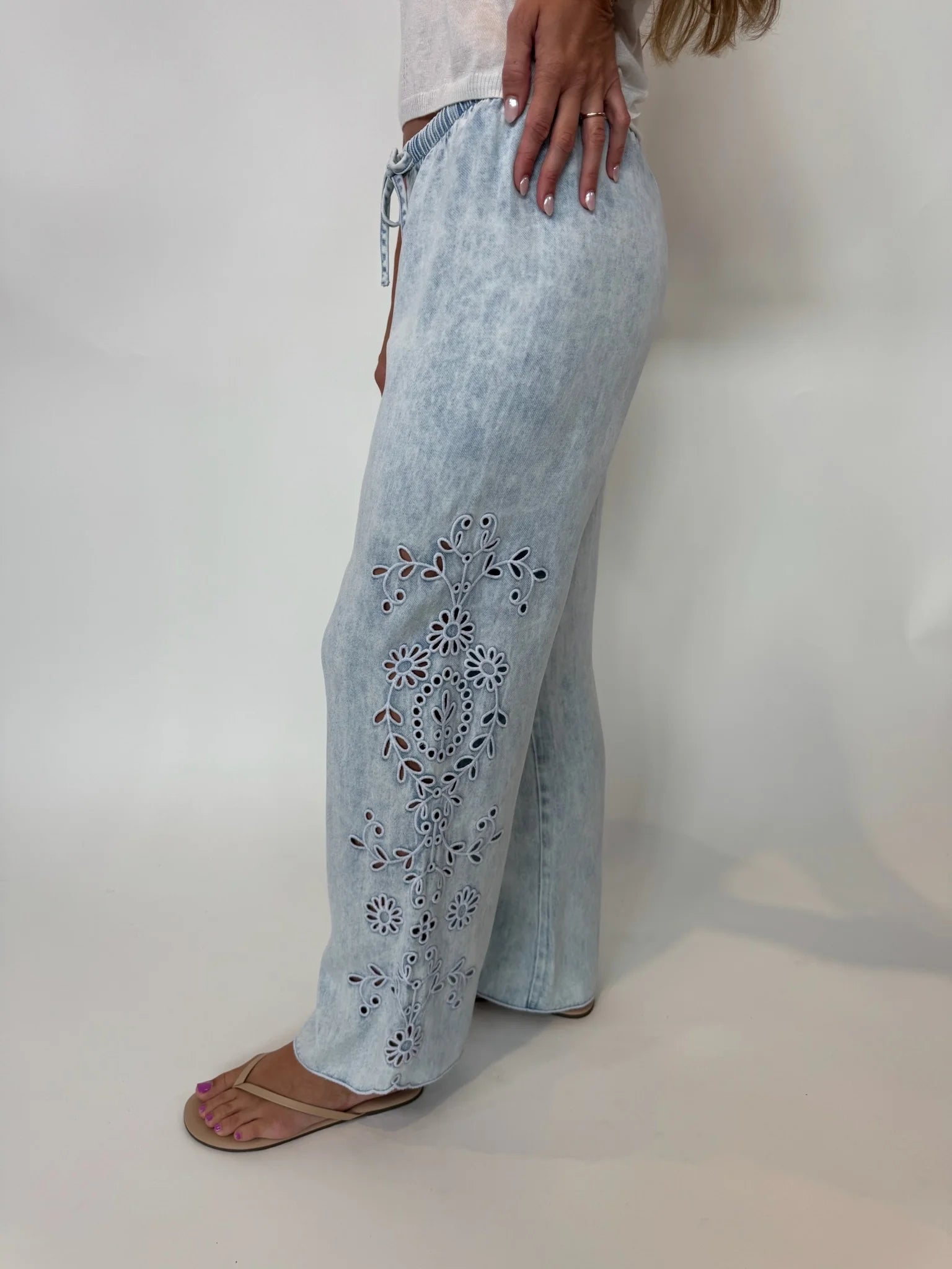 Bella Dahl | Side Embroidered Beach Pant | Close | Vagabond | Apparel | Boutique