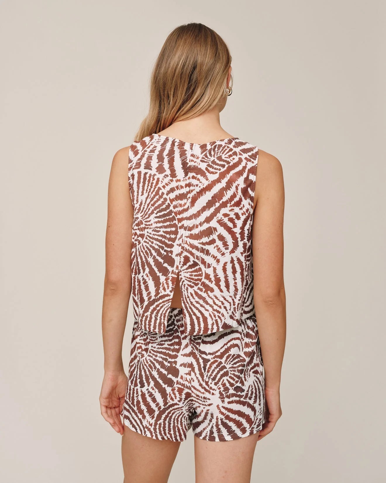Bella Dahl Printed Slevelees Boat Neck Split Back