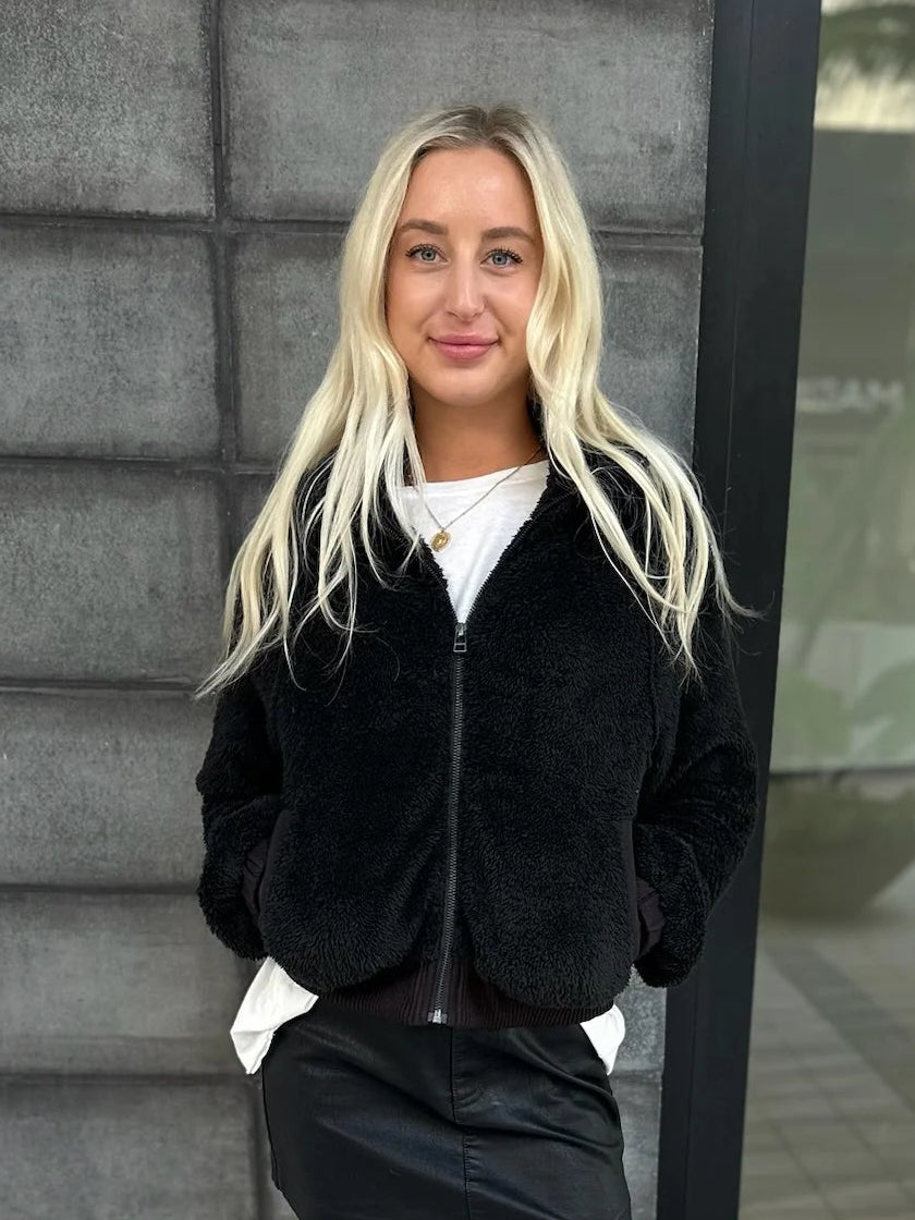 Bobi | Zip Up Raglan Jacket W/ Pockets | Black| Vagabod | Apparel | Boutique