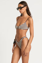 Bond-eye | Ring Lissio Crop | Model Side | Vagabond | Apparel | Boutique