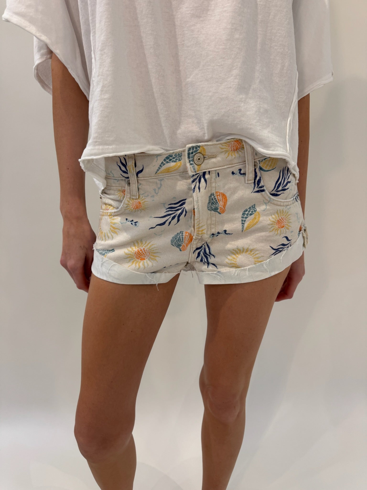 Free People | Cali Cuffed Printed Short | Model | Vagabond | Apparel | Boutique