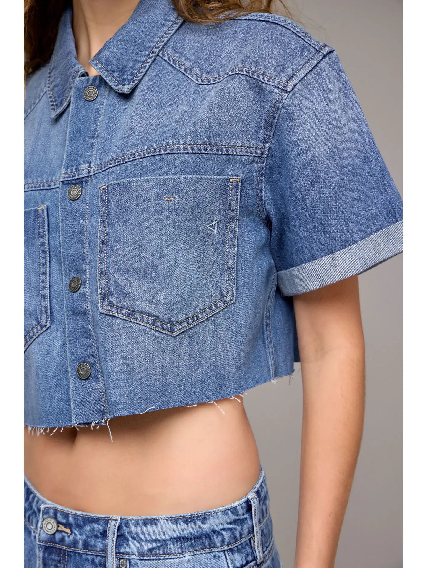 Hidden Jeans | Boxy Soft Cropped Shirt | Medium | Close | Vagabond |Apparel | Boutique