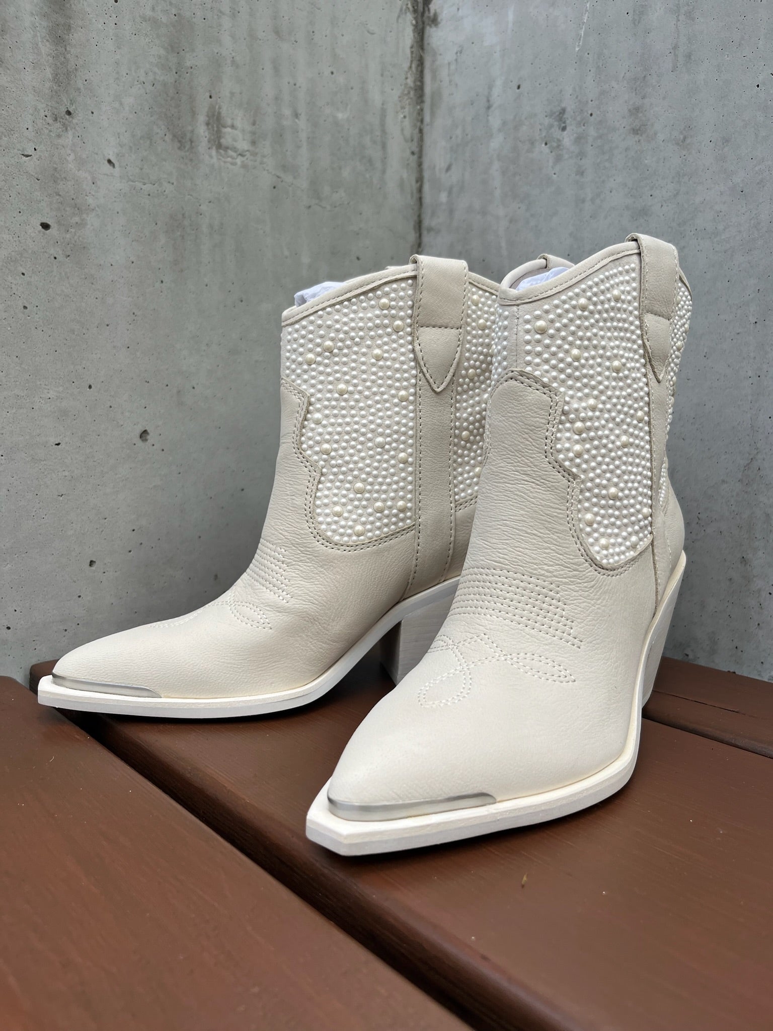 Dolce Vita Nashe Boot Off White Pearl