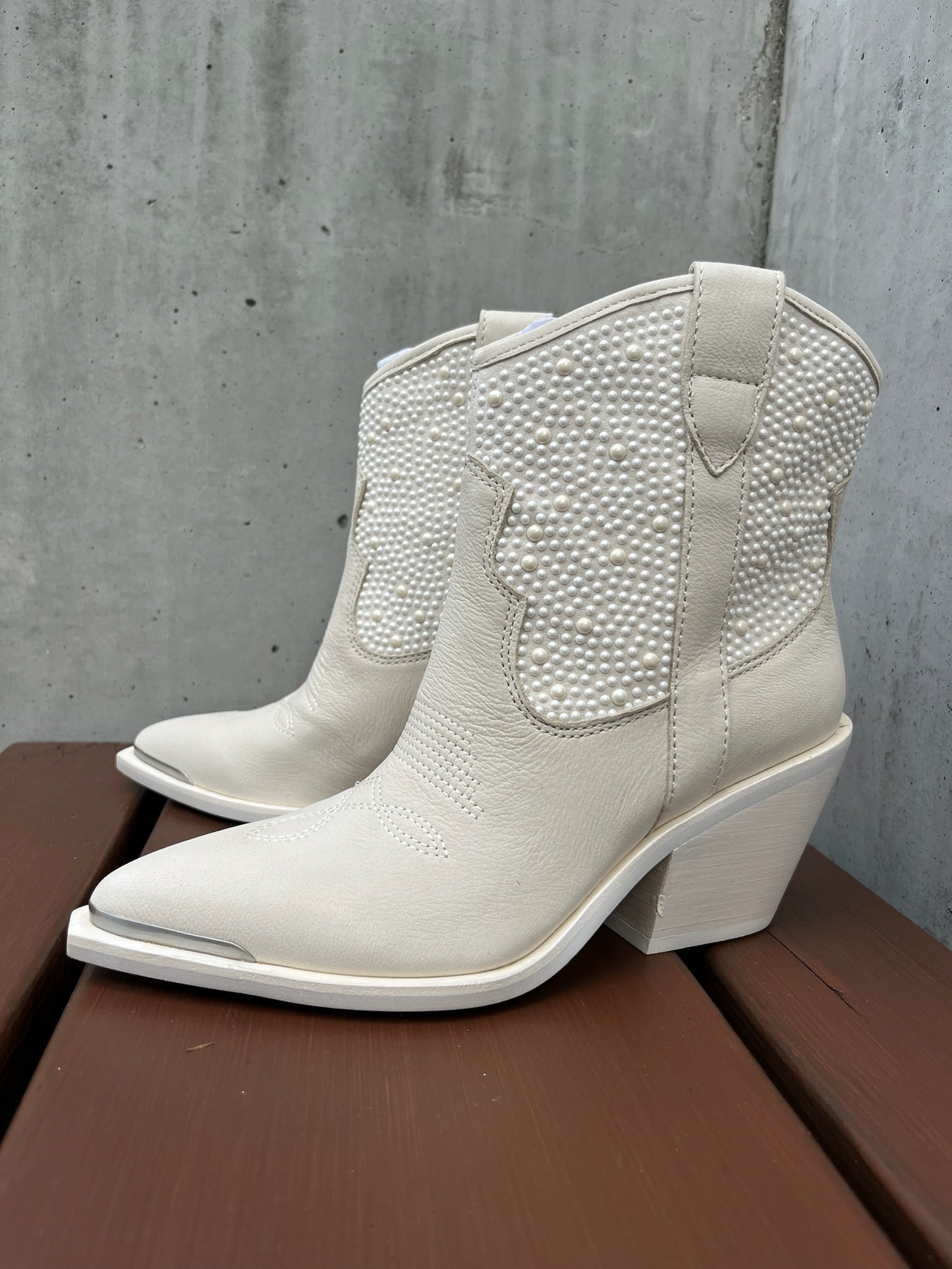 Dolce Vita Nashe Boot Off White Pearl