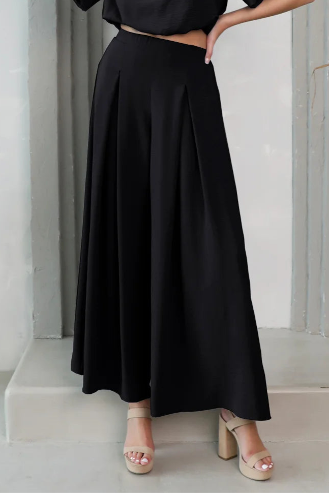 KLD | Matte Crepe Pleated Wide Leg Pants | Black | Model | Vagabond | Apparel | Boutique