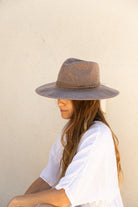 Wyeth | Beacon | Taupe | Model | Vagabond | Apparel | Boutique
