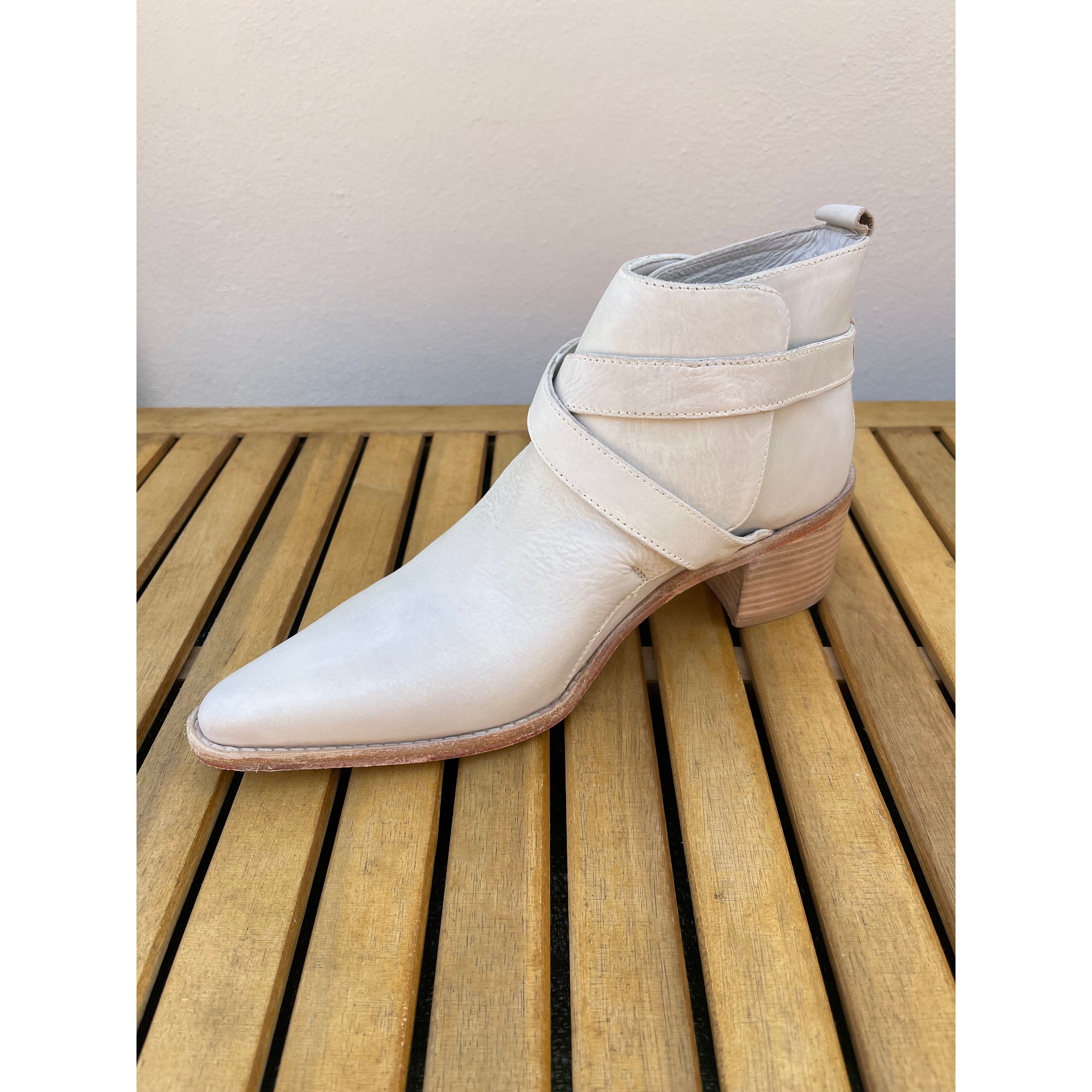 Get FP Back Loop Boots at Vagabond Apparel - Women Footwear